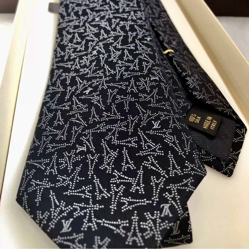 🎁LV HOLIDAY 26’🎁🆕🔥💯ICONC AUTH LOUIS VUITTON LV TOWER EFFIEL BLK MOTIF TIE🗼